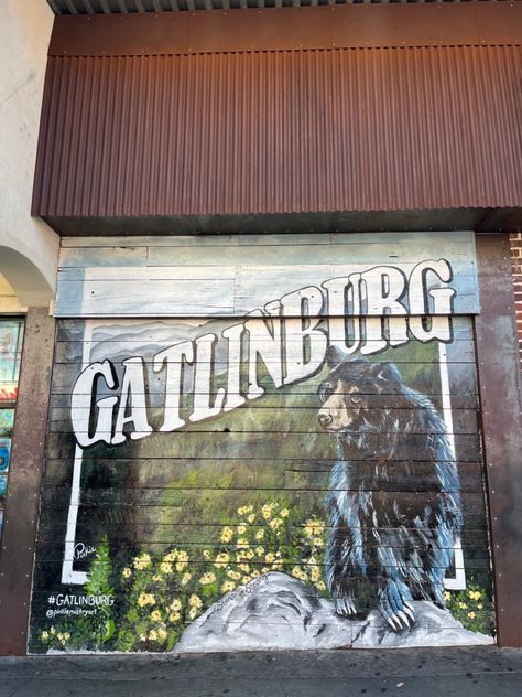 Pigeon Forge Tennessee Cabins, Bear Mural, Tennessee Family Vacation, Southern Gothic Aesthetic, Bear Flowers, Tennessee Outfits, Smokey Mountains Vacation, Tennessee Cabins, Smoky Mountains Tennessee