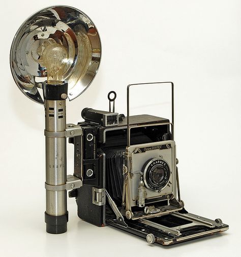 another one! Speed Graphic Camera, Fotocamere Vintage, Crown Graphic, Professional Cameras, Large Format Camera, Photo Lens, Antique Cameras, Photo Gear, Old Cameras