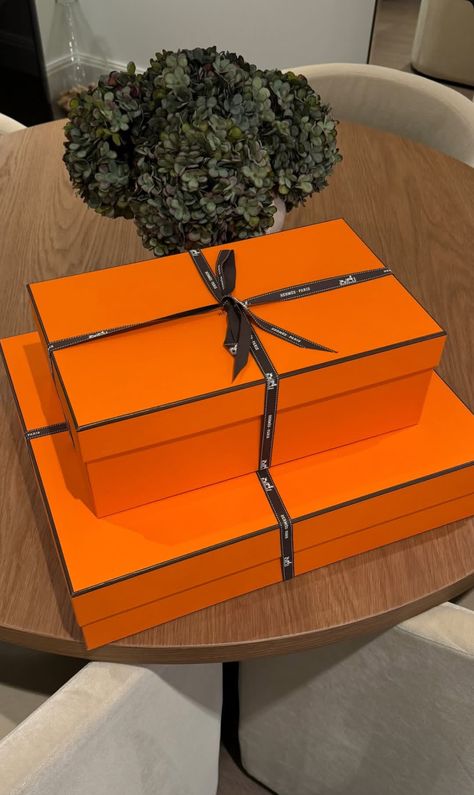 Orange Boxes, Hermes Scarf, Beautiful Gifts, Every Girl, Smell Good, How To Stay Motivated, Gift Bag, Timeless Elegance, Summer Fashion