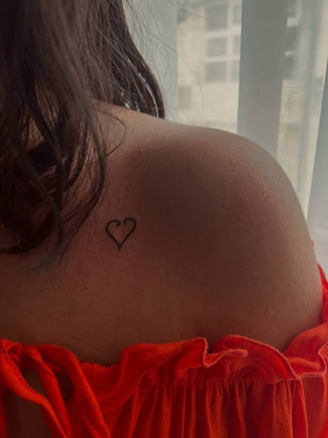 It Ends With Us Heart Tattoo, Lily Bloom Tattoo, Colleen Hoover Tattoo Ideas, It Ends With Us Tattoo, Keep Swimming Tattoo, Just Keep Swimming Tattoo, Twilight Tattoos, Bloom Tattoo, Side Wrist Tattoos