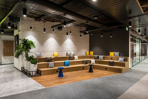 6 Kinds of Office Meeting Spaces: Browserstack’s | Space Matrix Office Collaboration Space, Coworking Space Design, Collaborative Space, Startup Office, Interior Kantor, Cool Office Space, Office Meeting Room, Coworking Office, Office Lobby