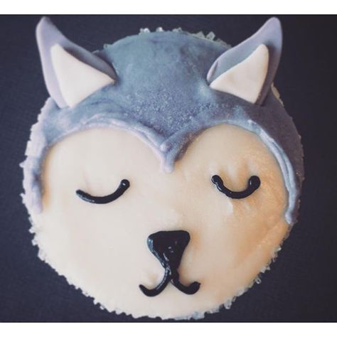 Wolf Pull Apart Cupcake Cake, Wolf Cupcakes Birthday, Wolf Cakes For Kids, Husky Cupcakes, Wolf Cupcakes, Wolf Birthday Party, Werewolf Party, Aesthetic Cupcakes, Wolf Party