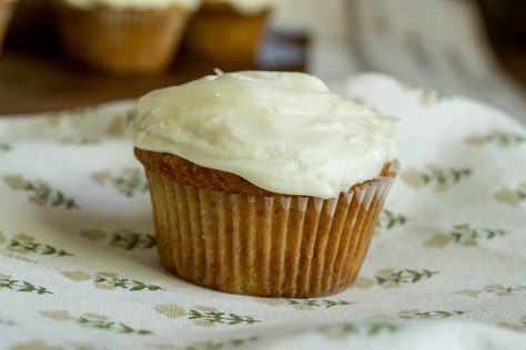 Sourdough Carrot Cupcakes with Cream Cheese Frosting - Heart's Content Farmhouse Carrot Cream Cheese, Flaxseed Muffins, Carrot Cupcake Recipe, Hummingbird Cupcakes, King Arthur Flour Recipes, Blueberry Crumb Cake, Zucchini Banana, Carrot Cream, Making Sourdough Bread