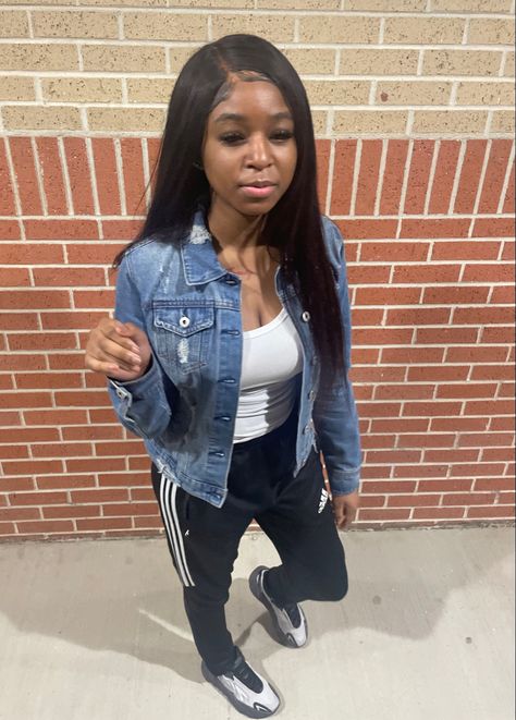 Sweat Pants And Jean Jacket, Yeezy 700 Metallic Outfit, Jean Jacket Outfits Black Women, Adidas Sweats Outfit, Grey Yeezy, Sweats Outfit, Adidas Sweats, Top Jean, Jean Jacket Outfits