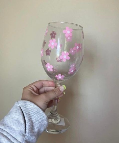 Easy Painted Wine Glasses Ideas, Wineglass Aesthetic Painting, Glass Diy, Easy Painted Wine Glasses, Diy Glass Painting, Wine Glass Painting Ideas Easy Simple, Wine Cup Painting Ideas, Wine Glass Painting Ideas Easy, Wine Glass Painting Ideas