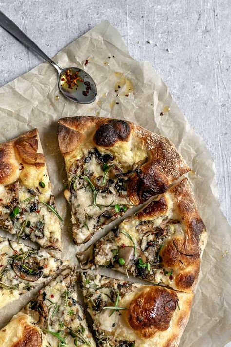 White Pizza Sauce, Pizza Vegana, Vegan Pizza Recipe, Onion Pizza, Pasta Vegetariana, Mushroom Pizza, White Sauce, Think Food, Vegan Pizza