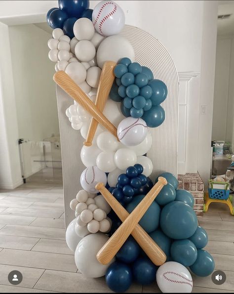 Balloon Cluster Backdrop, Baseball Birthday Balloon Arch, The Sandlot Birthday Party Decorations, Sandlot Party Decorations, Sandlot Baby Shower Ideas, Mlb Birthday Party Ideas, Rookie Of The Year Backdrop, Dodger Theme Birthday Party, Baseball Balloon Garland