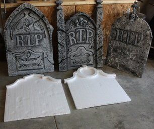 Diy Halloween Graveyard, Halloween Headstone, Tombstone Diy, Spooky Diy, Cheap Diy Halloween Decorations, Grave Stones, Halloween Graveyard, Homemade Halloween Decorations, Halloween Tombstones