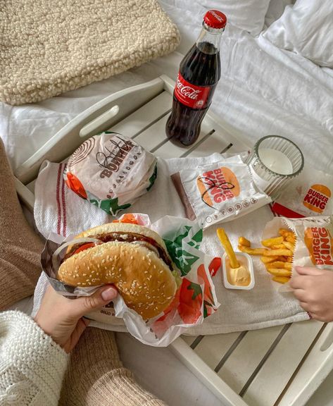 A girl is holding an impossible whopper and you can see fries and drinks in a food tray behind her. Burger King Fries, Impossible Whopper, Fruit Chip, Impossible Burger, King Food, Food Hub, Recipes Easy Dinner, Food Babe, Dinner Recipes Easy