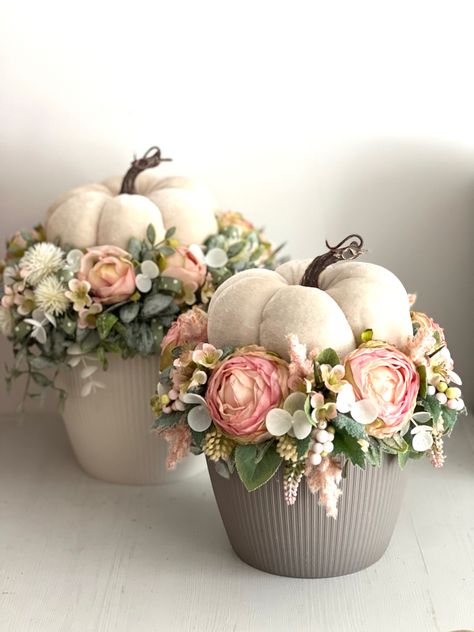 Fall Decor Diy Crafts, Pumpkin Arrangements, Halloween Facts, Fall Floral Arrangements, Pumpkin Flower, Fall Arrangements, Fall Deco, Fall Thanksgiving Decor, Pumpkin Fall Decor