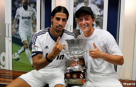 Sami Khedira & Mesut Özil. Sami Khedira, Mesut Ozil, Gareth Bale, Interesting Art, How To Make An, Real Madrid, Tree Branches, Madrid, Football