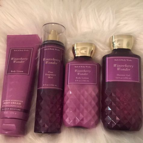 Brand New Bath And Bodyworks Set Winterberry Wonder Shower Gel 10oz Lotion 8oz Fine Fragrance Mist8oz Body Cream 8oz Perfumes To Get, Best Bath And Body Works Scents, Bath And Body Works Aesthetic, Good Perfumes, Body Jewelry Diy, Fragrance Lab, Shimmer Body Oil, Bath N Body Works, Bath Body Works Candles