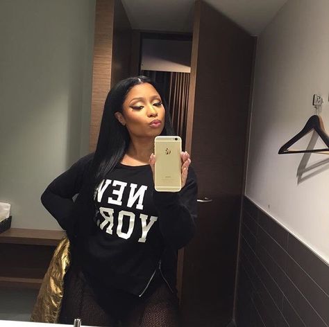 nicki minaj mirror selfie. (she takes the weirdest mirror selfies, i live! 😂). Old Nicki Minaj, Nicki Baby, Nicki Minaj Outfits, Nicki Minaj Barbie, Nikki Minaj, Nicki Minaj Photos, Nicki Minaj Pictures, Cameron Diaz, Latest Instagram