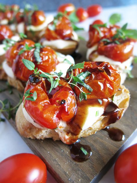 Best Italian Appetizers, Italian Appetizers Easy, Ricotta Crostini, Ricotta Dip, Crostini Appetizers, Ricotta Toast, Queso Feta, Roasted Cherry, Whipped Feta