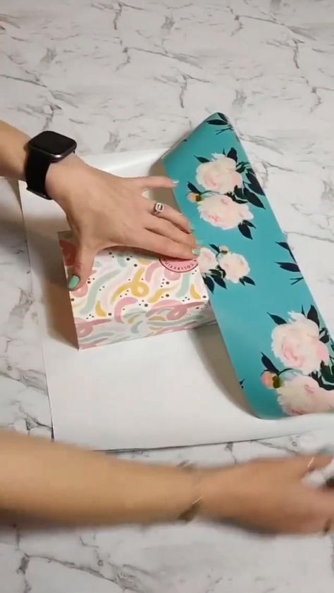 HOW TO WRAP GIFTS | Gifts wrapping diy, Simple gift wrapping, Diy holiday wrapping Gift Wrapping Techniques, Creative Gift Wraps, Gift Wrapping Inspiration, How To Wrap, Astuces Diy, Gifts Wrapping Diy, Wrap Gift, Simple Gift Wrapping, Garland Christmas