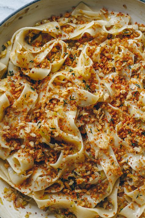 Creamy Caramelized Leek Tagliatelle Leek Pasta, Dairy Free Sauces, Roasted Red Pepper Pasta, Pasta Types, Spiced Cauliflower, Creamy Pasta Recipes, Vegan Pasta Recipes, Pasta Soup, Half Baked Harvest