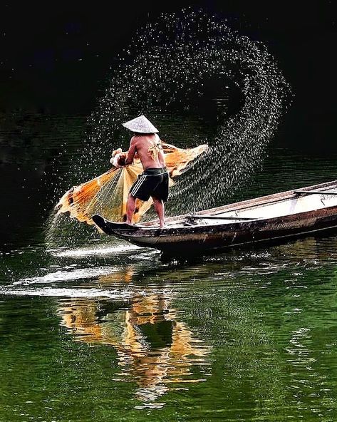 Tran Tuan Viet on Instagram: “THROWING FISHERMAN  Throw fishing is the mean way to earn the living of fishermen in Nhu Y river, Hue city, Vietnam. This large net is very…” Fisherman Photography, Memory Drawing, Choi Min Ho, Jung Yong Hwa, Door Design Interior, Human Reference, Jang Keun Suk, Water Reflections, Fishing Net