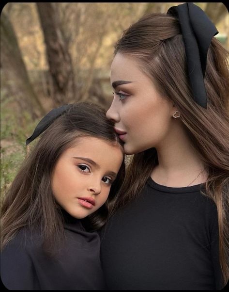 Mother Daughter Photography Poses, Mom Daughter Photos, Mommy Daughter Photoshoot, Mother Daughter Poses, Daughter Photo Ideas, Mother Daughter Photoshoot, Mommy And Me Photo Shoot, Mother Daughter Photos, Easy Photography Ideas