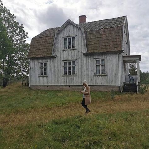 my scandinavian home: Before and After: A Run Down Property becomes a Beautiful Swedish Farmhouse Swedish Farmhouse Exterior, Swedish House Exterior, Swedish Farmhouse Style, Scandinavian Barn House, Farmhouse Property, Renovation Old House, Scandinavian Cabins, Swedish Cabin, Dilapidated House