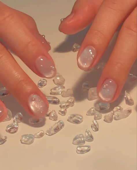 Gel Nails Clear, Crystal Clear Nails, Irridescent Nails, Nails Magnetic, Clear Gel Nails, Clear Glitter Nails, Gold Gel Nails, Nails Korean, Minimal Nails Art