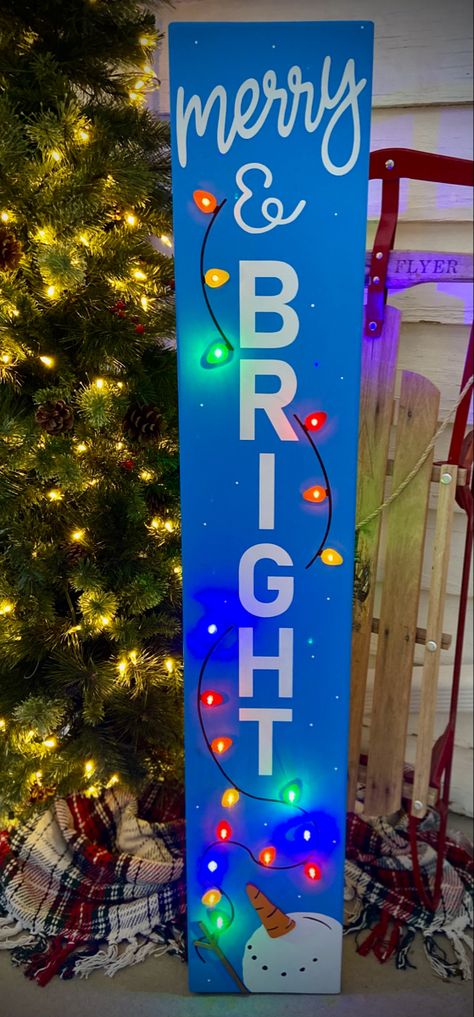 Merry And Bright Christmas Sign, Merry Christmas Wood Signs, Welcome Sign Porch, Front Porch Leaner Sign, Wooden Sign Ideas Diy, Welcome Sign Christmas, Merry And Bright Sign, Winter Porch Signs Diy, Christmas Pallet Ideas Outdoor