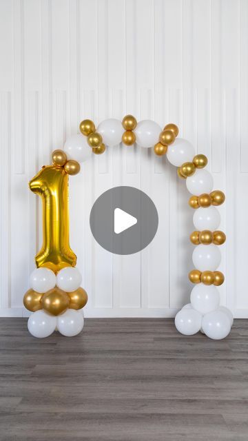 House of Party on Instagram: "Ready to create a simple balloon arch?  First, take four 12-inch white balloons and combine them into a cluster. To keep it stable, add one balloon filled with water.  Next, add a cluster of four gold balloons to the white ones by connecting their tails. Then, add another cluster of white balloons. Separately, take another cluster of four 12-inch white balloons and add a water-filled balloon for stability.  Inflate eight white linking balloons and connect them to each other and to the white cluster. Now, let’s add some details! Attach a foil number balloon to the first clusters. The best way to do this is by using a 260 balloon.  Secure the foil number to the other side of the linking balloon. To finish, add small clusters of four 5-inch gold balloons to each Balloon 2 Number, Number One With Balloons, Simple Balloon Centerpieces Diy, Balloon Arch Small, Balloon Arch Simple, Simple Balloon Decor, Arch For Balloons, Ballon Numbers, Simple First Birthday Decorations