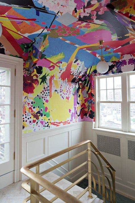 Greenwich Village stairway by Rafael De Cárdenas / Architecture at Large, with a mural by Assume Vivid Astro Focus. Waverly Wallpaper, Wall Drawings, Escalier Design, Girls Rooms, Craftsman Style Home, Bold Wallpaper, Style Deco, Painted Ceiling, The Ceiling