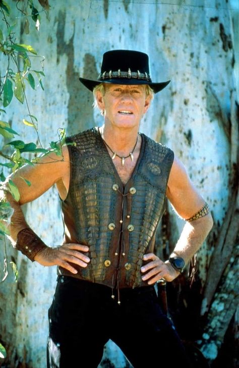 Crocodile Dundee Costume, Paul Hogan, Crocodile Dundee, Mandela Effect, Australian Actors, Dundee, Comedians, Actors & Actresses, Halloween Costumes