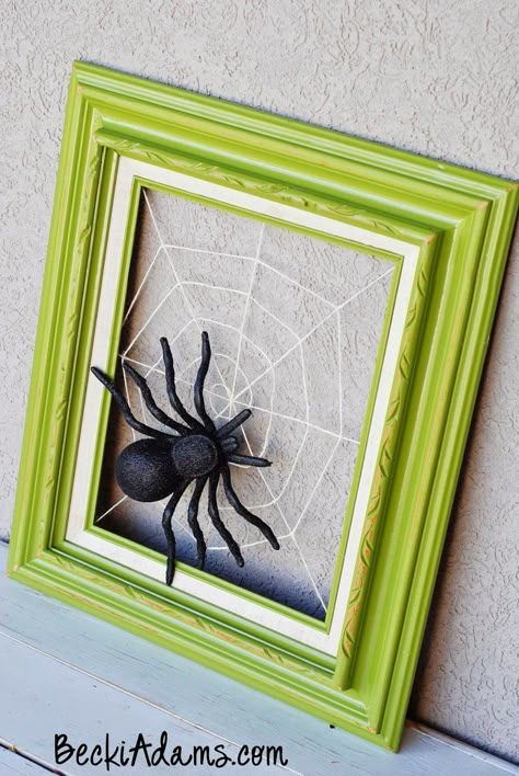 Tutorial included for this Halloween Spider Web frame decoration. Description from pinterest.com. I searched for this on bing.com/images Spooky Diy Halloween Decor, Diy Halloween Dekoration, Diy Halloween Wreath, Halloween Fest, Adornos Halloween, Wreath Halloween, Halloween Door Decorations, Halloween Wreaths, Halloween Decorating