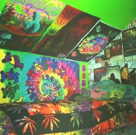 Hippie room psychedelic trippy bed room #bedroom #hippie #psychedelic Psychadelic Room, Trippy Room Ideas, Trippy Bedroom, Dope Rooms, Room Decor Hippie, Boho Rooms, Hippy Bedroom, Hippie Bedroom Decor, Hippie Room