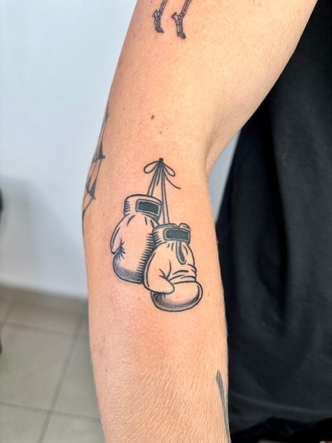 Old School Boxing Gloves Tattoo, Thai Boxing Tattoo, Boxing Tattoo Ideas, Thai Style Tattoo, Rocky Tattoo, Boxing Tattoo, Boxing Gloves Tattoo, Jiu Jitsu Tattoo, Muay Thai Tattoo