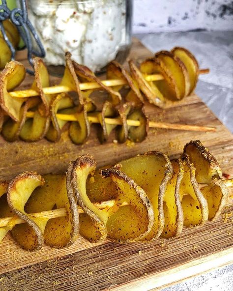 | . Selfmade KARTOFFEL CHIPS SPIEßE 😍🤩 bbq grilled potato potatoes potatis grillspett spett skewers! Spiral Potato, Kebab Sticks, Skewer Sticks, Grilled Potatoes, Potato Chips, Bbq Grill, Skewers, Apple Pie, Food Ideas