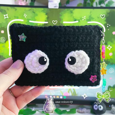 Ghibli mini wallets pt. 2 ˚ ༘ ೀ⋆｡˚ Susuwatari / Soot Sprites 🫶🏻 The second mini wallet that will be available on my shop! I’m loving the mini Ghibli series 🫶🏻 Base pattern: melhzcrochet on yt ૮ ˶ᵔ ᵕ ᵔ˶ 𐙚 ა Customizations: myself 🫶🏻 ‧₊˚🌱✩ ₊˚🍄⊹♡ Crochet , kawaii accessories, cottagecore decor , desk decor Partners: @kawaiiambergames @ruvithegremlin @wistaria.blooms @ghiblicottage @ashlynfromashland_acnh @clarissacozymeadows 🫶🏻tags: #kawaii #kawaiicrochet #kawaiiaccessories #kawai... Crochet Desk Accessories, Acnh Crochet, Crochet Wallet, Soot Sprites, Crochet Pouch, Kawaii Crochet, Spinning Yarn, Decor Desk, Cottage Core Aesthetic