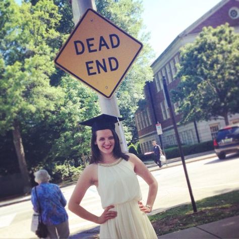 Funny Graduation Photos, Funny Graduation Pictures, Unusual Pictures, Senior Portrait Poses, Grad Photoshoot, Graduation Funny, Dead End, Graduation Photoshoot, Graduation Photo