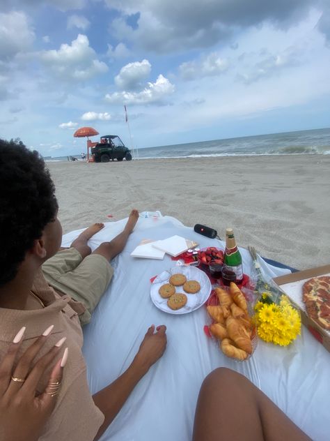 Beach picnic black couple Beach Dates, Couple On The Beach, Breakfast Picnic, Couple Stuff, Picnic Date, A Picnic, Beach Picnic, Beach Aesthetic, Pre Wedding