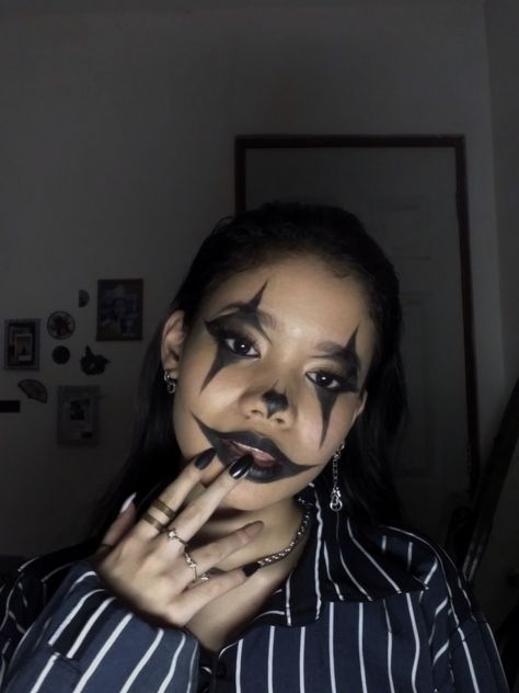 Avani Halloween Makeup, Work Halloween Makeup Ideas, Black Clown Halloween Costume, Clown Face Makeup Easy, Easy Black Clown Makeup, Cute Clown Makeup Looks, Scary Halloween Clown Makeup, Avani Clown Make Up, Halloween Makeup Clown Scary