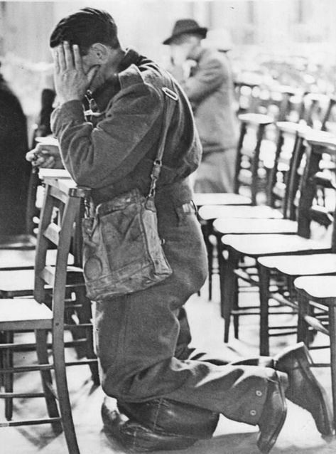 Catholic Gentleman, Westminster Cathedral, Kneeling In Prayer, Battle Dress, British Soldier, British History, Catholic Faith, Military History, World History