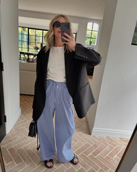 Mid 70 Degree Weather Outfits, Blue Striped Pants Outfit, Striped Trousers Outfit, Stripe Pants Outfit, It's Too Hot, Mode Turban, Classy Fashion, Outfit Trends, Fashion People