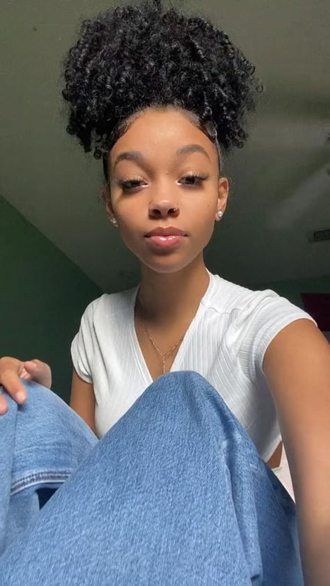 Natural Hair Bun Styles, Hair Puff, Curly Hair Videos, Quick Natural Hair Styles, Curly Hair Styles Easy, Beautiful Curly Hair, Hairdos For Curly Hair, Natural Curls Hairstyles, Natural Hair Styles Easy