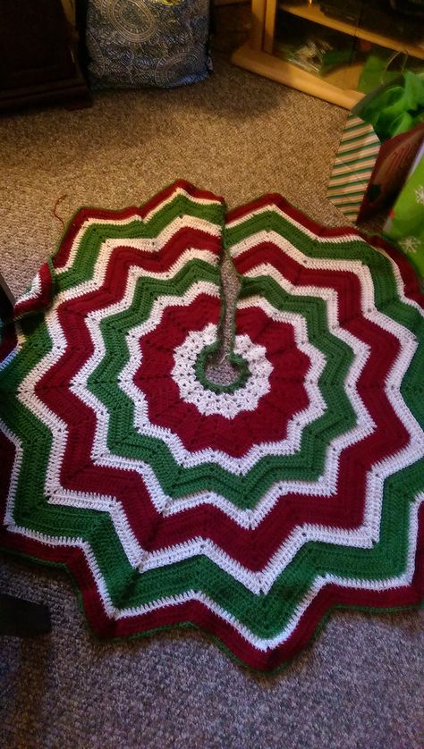 Christmas Tree Skirt Crochet Pattern, Crochet Tree Skirt, Christmas Tree Skirts Patterns, Tree Skirt Pattern, Xmas Tree Skirts, Star Christmas Tree, Crocheted Christmas, Skirt Crochet, Crochet Tree