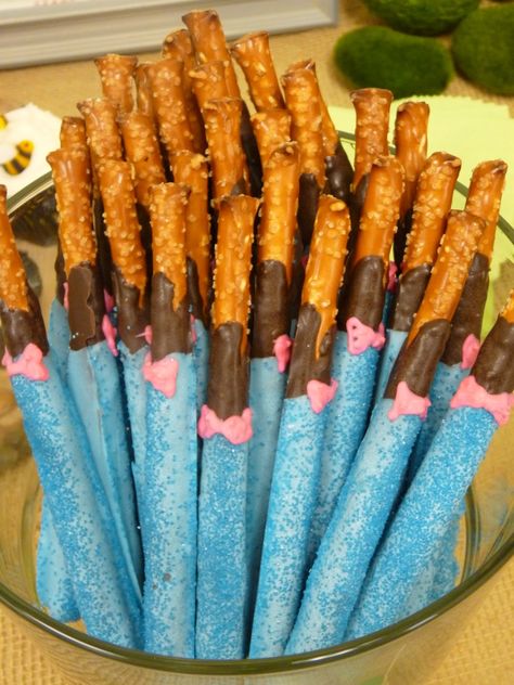 Eeyore tails Eeyore Desserts, Eeyore Food Ideas, Eeyore Birthday Party, Eeyore Baby Shower Ideas, Eeyore Party, Eeyore Birthday, Eeyore Tail, Disney Desserts, Pooh Party