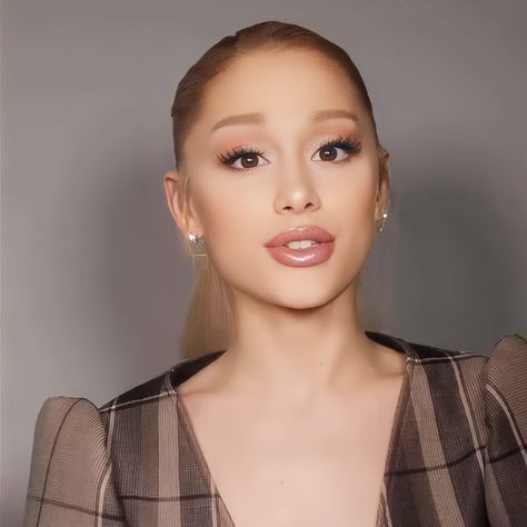 Ariana Grande Front Face, Ariana Grande Front Profile, Ariana Grande Light Brown Hair, Ariana Grande Face, Ariana Grande Profile, Ariana Pfp, Twitter Pfp, Ariana Grande Icon, Dark Brows