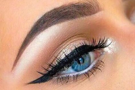 Marre de rater constamment votre trait d'eyeliner ? Découvrez nos 10 astuces pour maîtriser le trait d'eyeliner à la perfection. C'est parti ! Smink Inspiration, Makijaż Smokey Eye, Kiss Makeup, Makeup Goals, Eye Make, Love Makeup, Eyeshadow Looks, Pretty Makeup, Cute Makeup