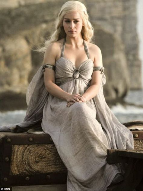 Game of Thrones: Emilia Clarke doesn't look very imposing between takes Daenerys Targaryen Wedding, Daenerys Costume, Movie Wedding Dresses, Emilia Clarke Daenerys Targaryen, Game Of Thrones Costumes, Amanda Righetti, Game Of Throne Daenerys, Hbo Game Of Thrones, Wedding Movies