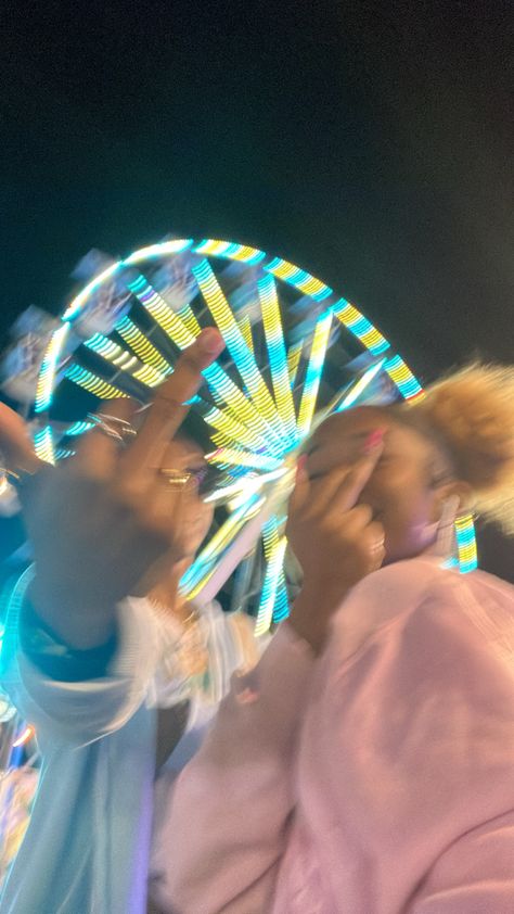 Carnival With Friends, Fair Aesthetic Friends, Fair Pics, Oc Pfp, Carnival Aesthetic, Fair Aesthetic, Fair Photos, Carnival Date, Summer Dump