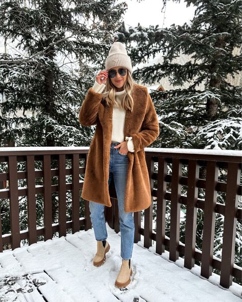 Fashion Jackson Wearing Brown Faux Fur Coat White Sweater AGOLDE Jeans Tan Winter Boots Beige Beanie Telluride Winter Outfit Ski Vacation Outfits, Ski Trip Fashion, Fur Coat White, Winter Vacation Outfits, Jackson Instagram, Ski Trip Outfit, Beige Beanie, Look Legging, Boots Beige