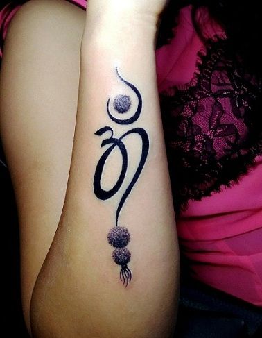 Om Tattoo Designs, Ohm Tattoo, Om Symbol Tattoo, Rosen Tattoo Frau, Hindu Tattoos, Trishul Tattoo Designs, Ganesh Tattoo, Om Tattoo Design, Om Sign