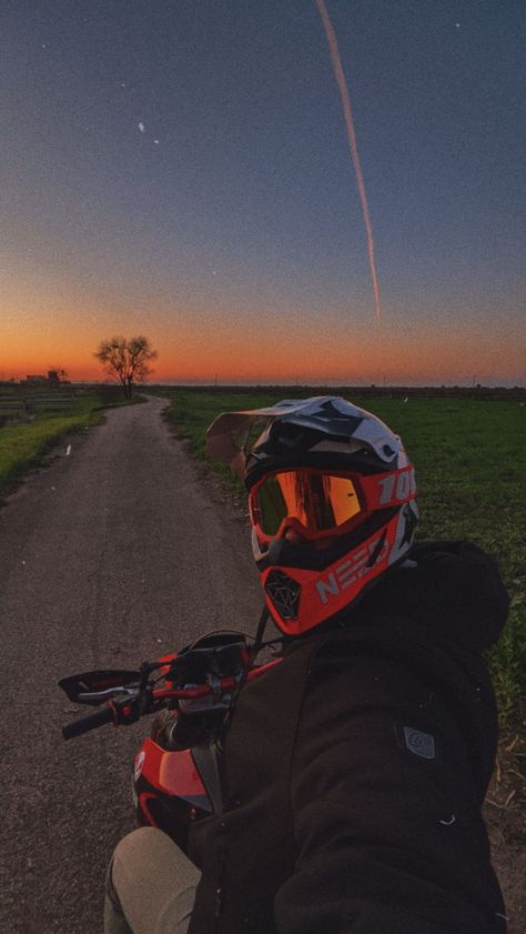 bklf aesthetic sunset foto al tramonto bellissime foto tumbrl tramonto bellissimo coppia moto ragazzi sulla moto ragazzi bellissimi ragazzi fregni storie Instagram motard supermotard aesthetic enduro Mobil Futuristik, Бмв X3, Motocross Love, Cool Dirt Bikes, Image Moto, Bike Aesthetic, Motorcycle Aesthetic, Motorcycle Dirt Bike, Biker Love