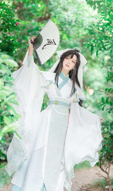 Chinese Cultivation Outfits, Hanfu Pose Reference, Shi Qingxuan Female, Shen Qingqiu Cosplay, Hanfu Photography, Chinese Cheongsam, E Girl Outfits, Hanfu Dress, China Girl