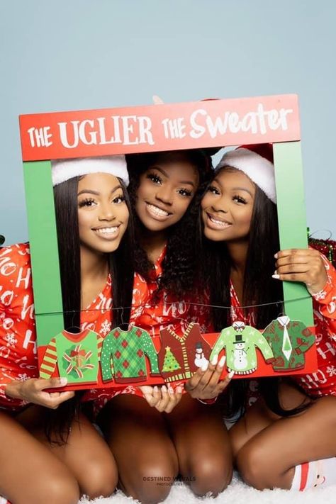 pinterest : @kjvougee ‘ 💓 follow for more poppin’ pins! 💧 #squadgoals 🦄 Christmas Pictures Outfits, Christmas Family Photoshoot, Holiday Photoshoot, Sisters Photoshoot, Family Photoshoot Outfits, Christmas Shoot, Best Friend Outfits, Best Friend Photoshoot, Winter Photoshoot